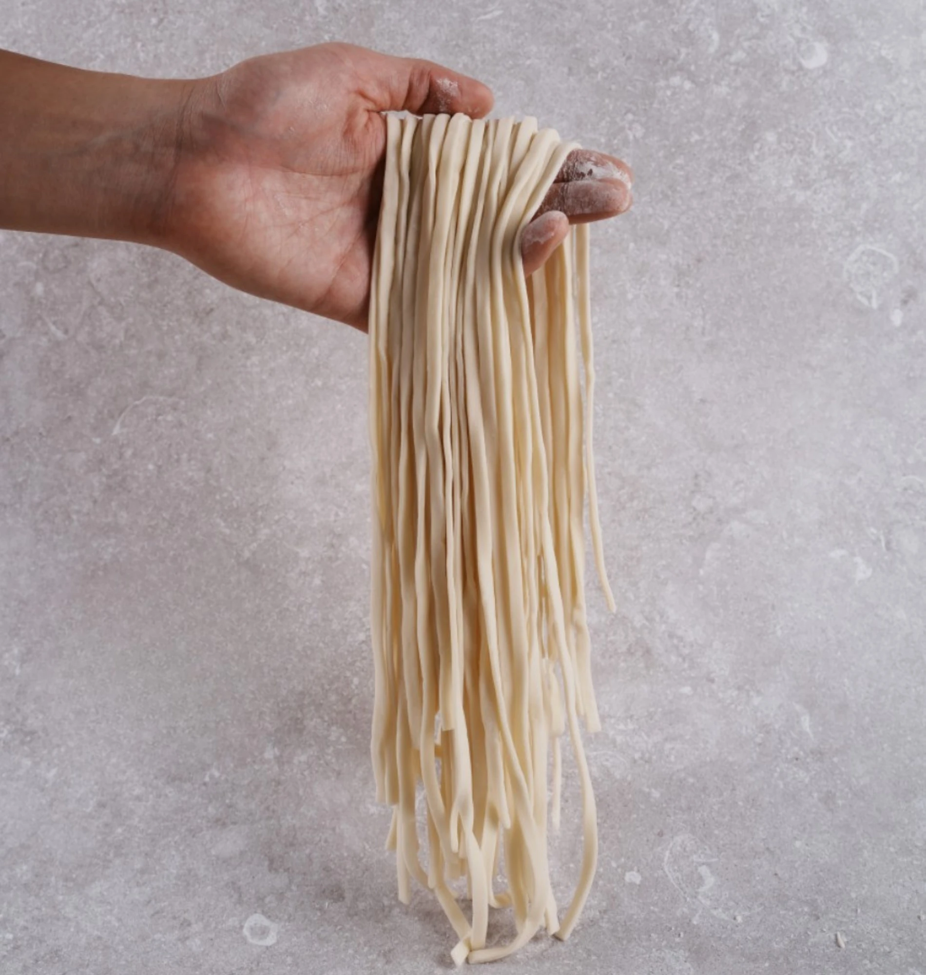 손으로 들어 올린 태진식품 생면